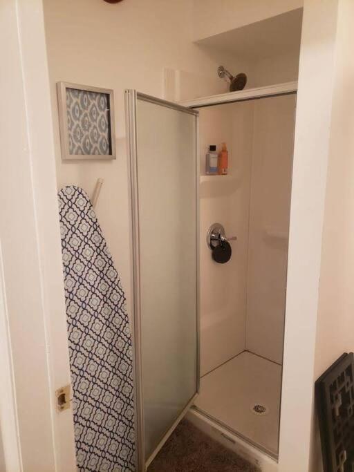 Entire 2-Bed Private Apt - Ewr/Nyc/Outlet Mall นูวาร์ก ภายนอก รูปภาพ