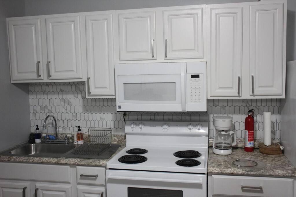 Entire 2-Bed Private Apt - Ewr/Nyc/Outlet Mall นูวาร์ก ภายนอก รูปภาพ